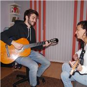 Gitarrenlehrer und Musiker mit Master Abschluss bietet Gitarrenunterricht für Anfänger und Fortgeschrittene